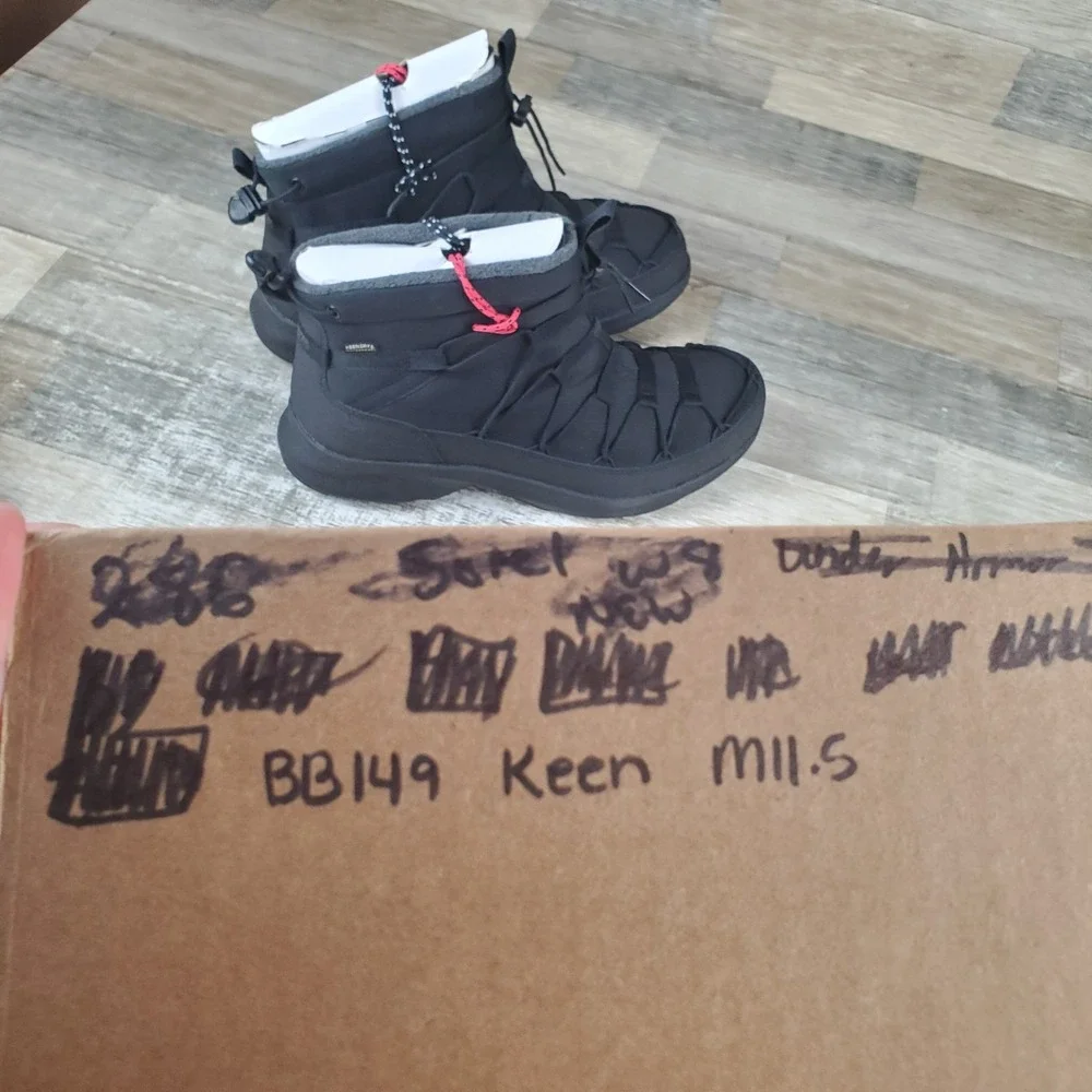 KEEN Uneek SNK Mens Chukka Boots Sz 11.5 Triple Black Mid Top Lace Up Waterproof